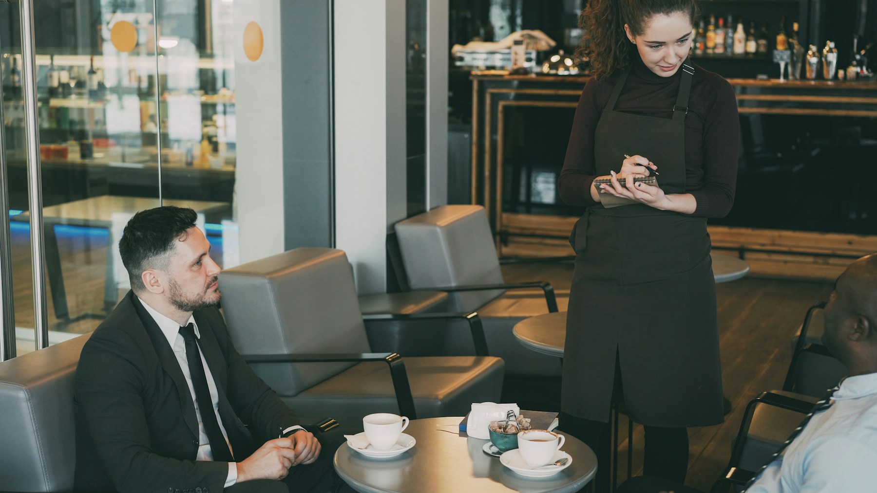 Avec Bedones : un menuisier dans son atelier reste pleinement dans son travail
