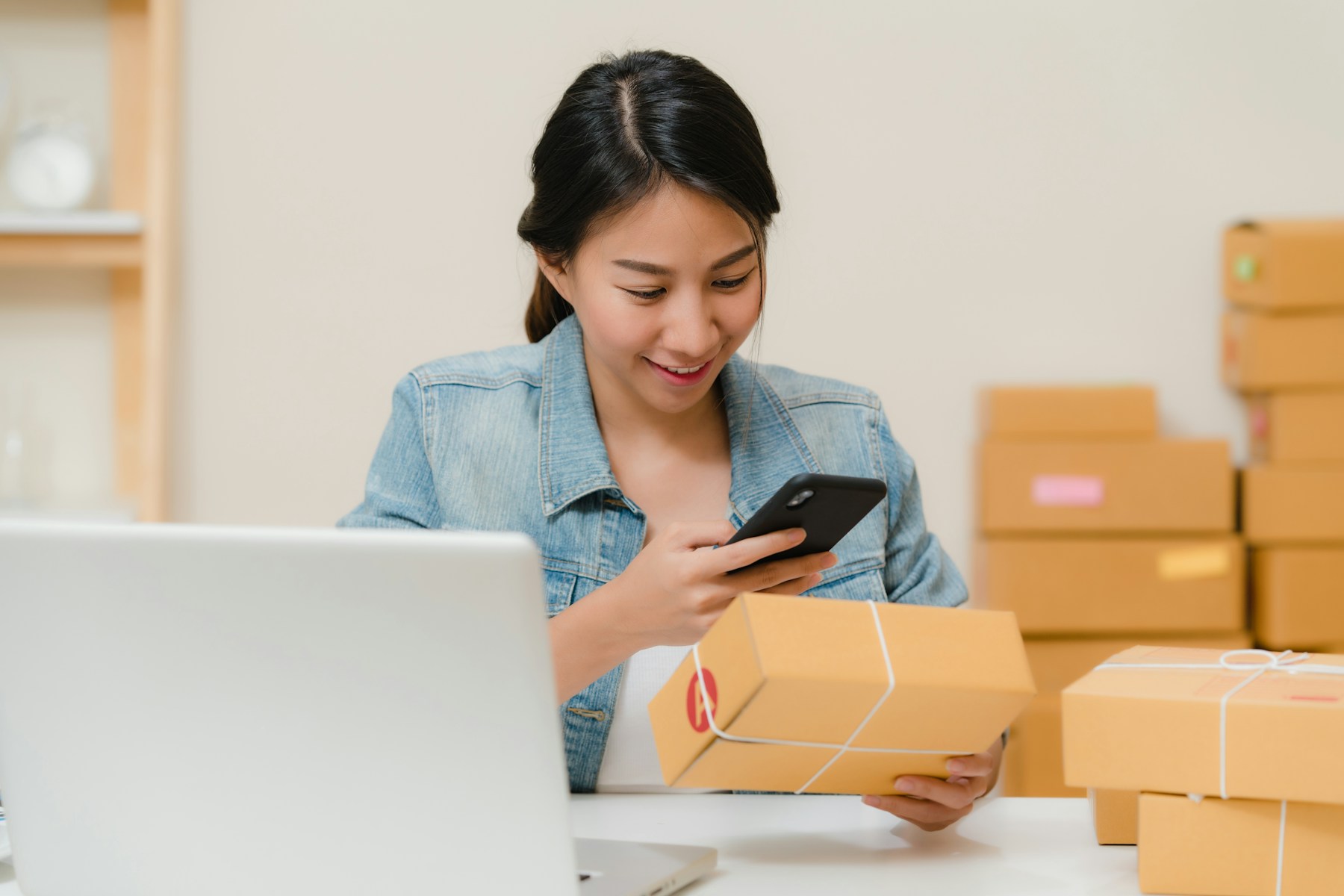 Sans Bedones : une boulangère dans sa boutique consulte son téléphone